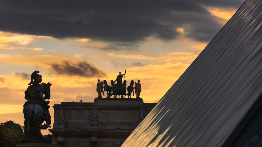 カルーゼル凱旋門とルーヴル・ピラミッド, フランス パリ