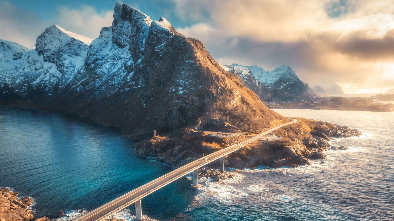 雪山と橋, ノルウェー ロフォーテン諸島