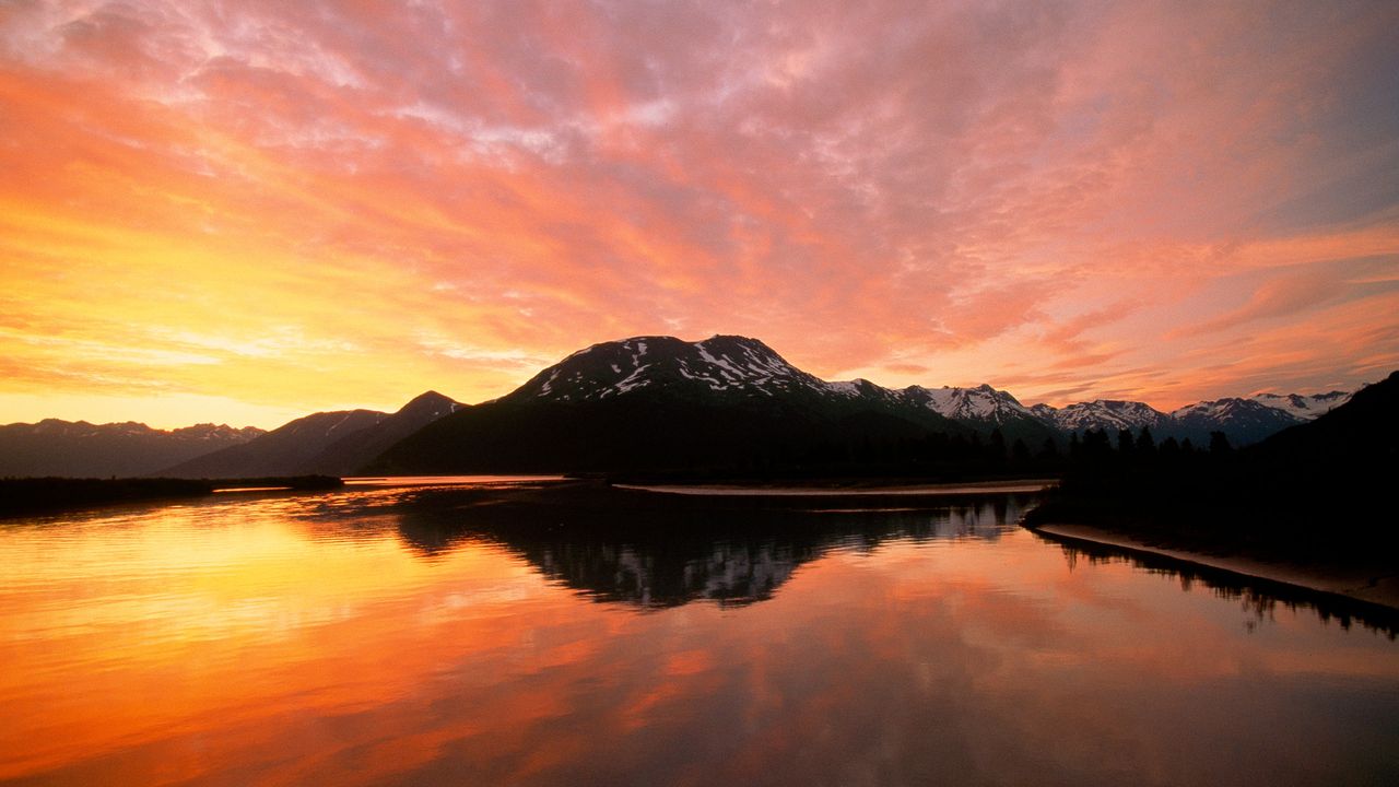 燃える夕焼けと静寂の湖, アラスカ州