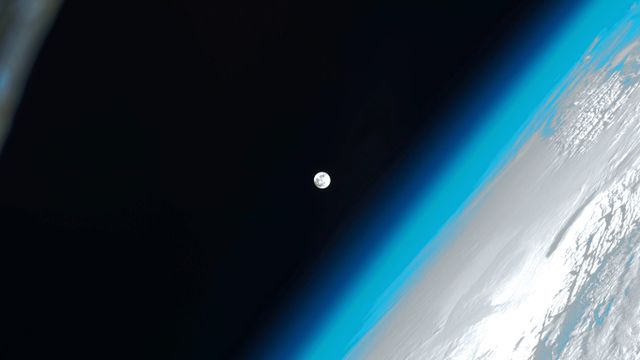 「国際宇宙ステーションから見た月」