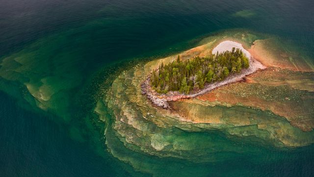 「スペリオル湖の小島」カナダ, オンタリオ州