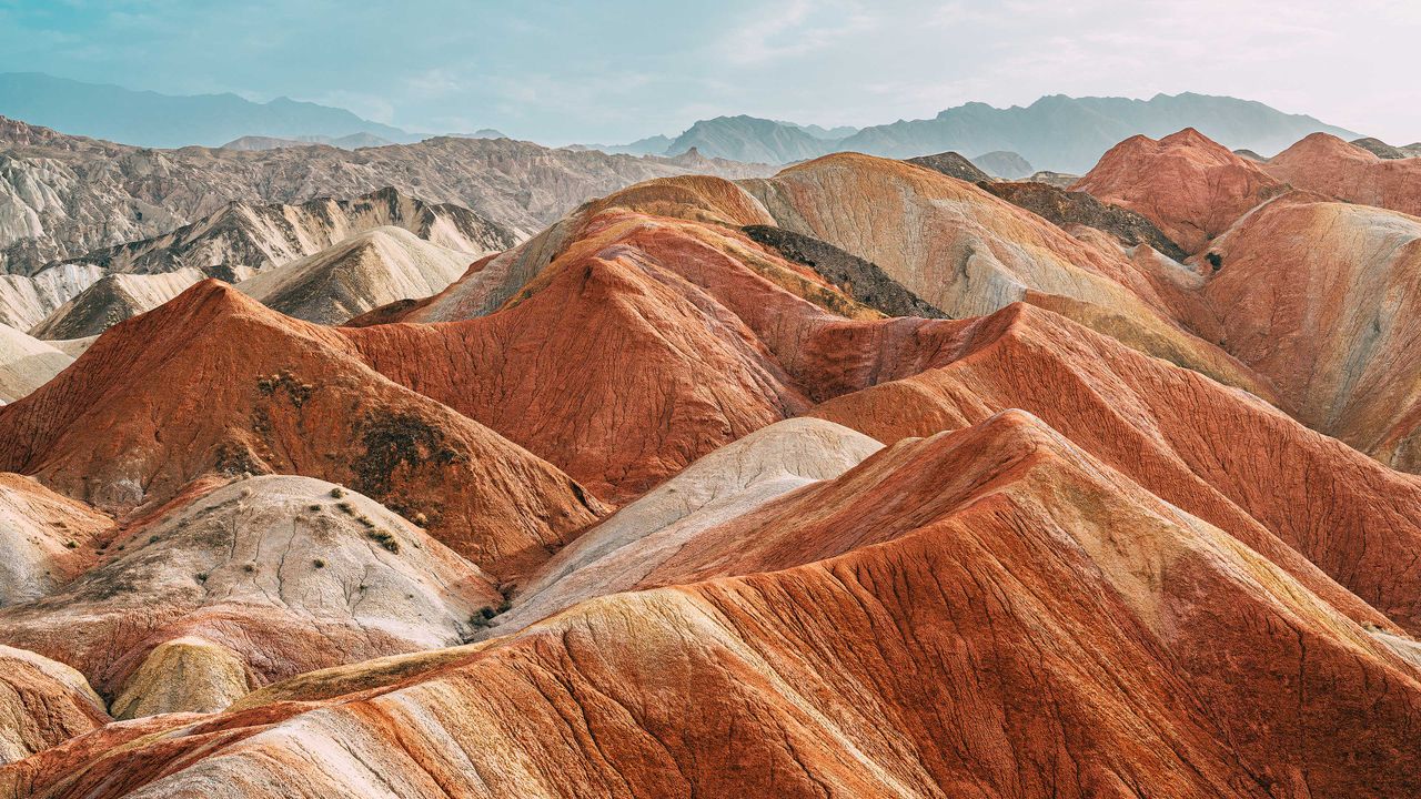 天変地異から生まれた色