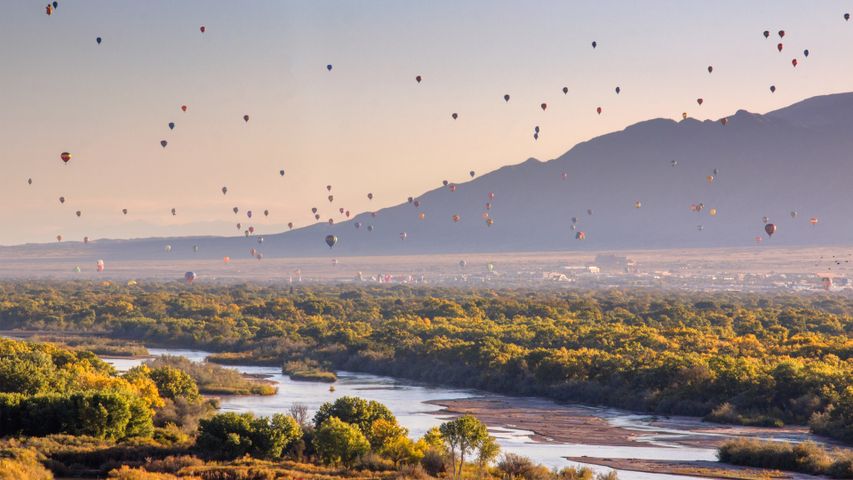 リオ・グランデ川上空に舞い上がる気球, 米国 コロラド州