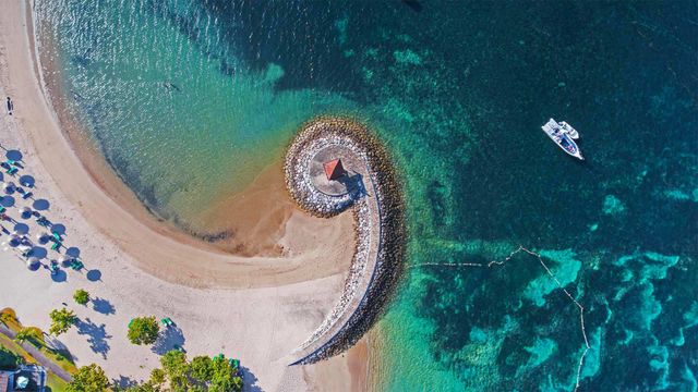 「ヌサドゥアビーチの防波堤」インドネシア, バリ島
