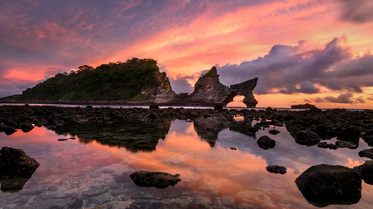 朝焼けに映える自然のアーチ, インドネシア ヌサペニダ島