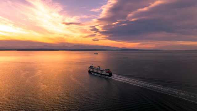 夕焼けに染まるフェリー，ムキルテオ - クリントン間航路，ワシントン州，アメリカ