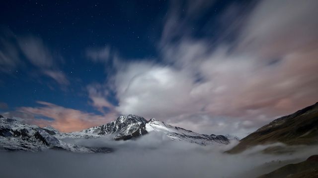 雲海に浮かぶ雪山，モン・スニ山塊，サヴォワ県，フランス