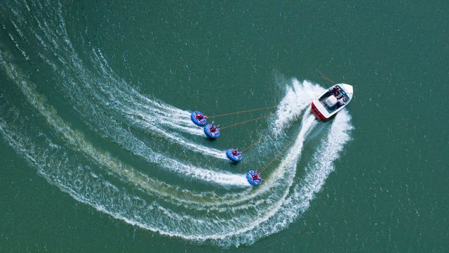「アビー湖のボート」イギリス, サリー州