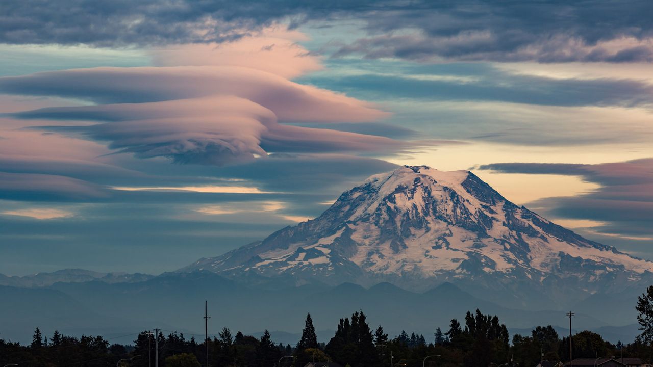 ｢レーニア山とレンズ雲｣米国ワシントン州