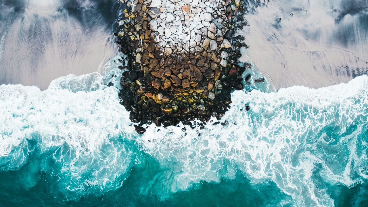 砕ける波と突堤, カリフォルニア