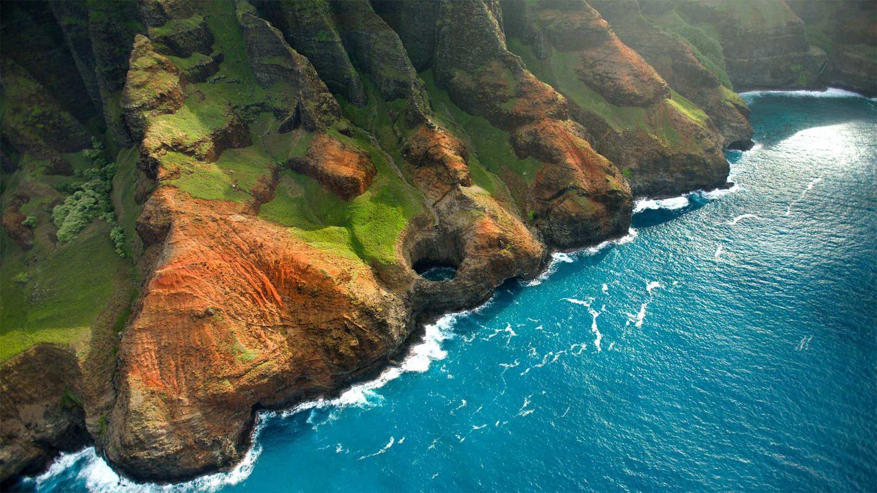 ｢ナパリコーストのブライトアイケーブ｣ハワイ, カウアイ島 （© jimkruger/Getty Images）