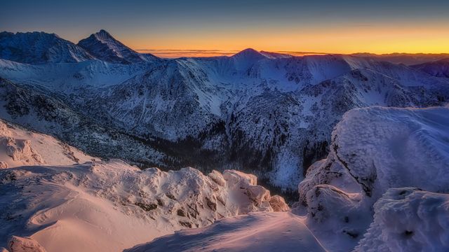 粉雪の山並み，タトラ山脈，ポーランド