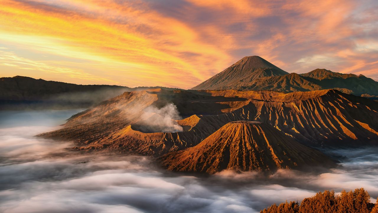 朝焼けのブロモ山と火山群, インドネシア