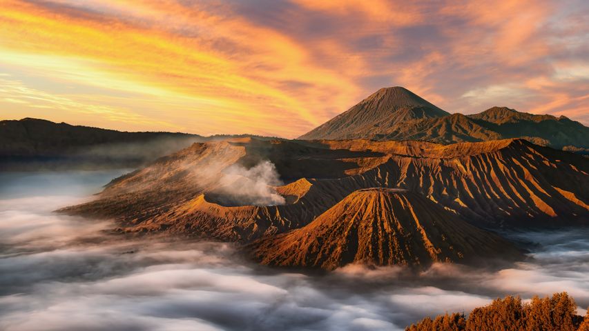 ブロモ山とその周囲の火山群