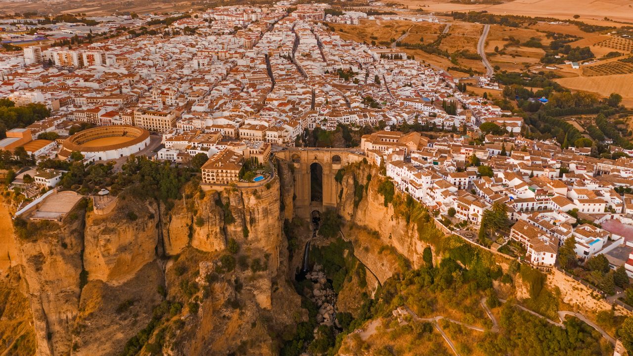 エル・タホ渓谷とヌエボ橋, スペイン ロンダ （© Jude Newkirk/Amazing Aerial Agency）