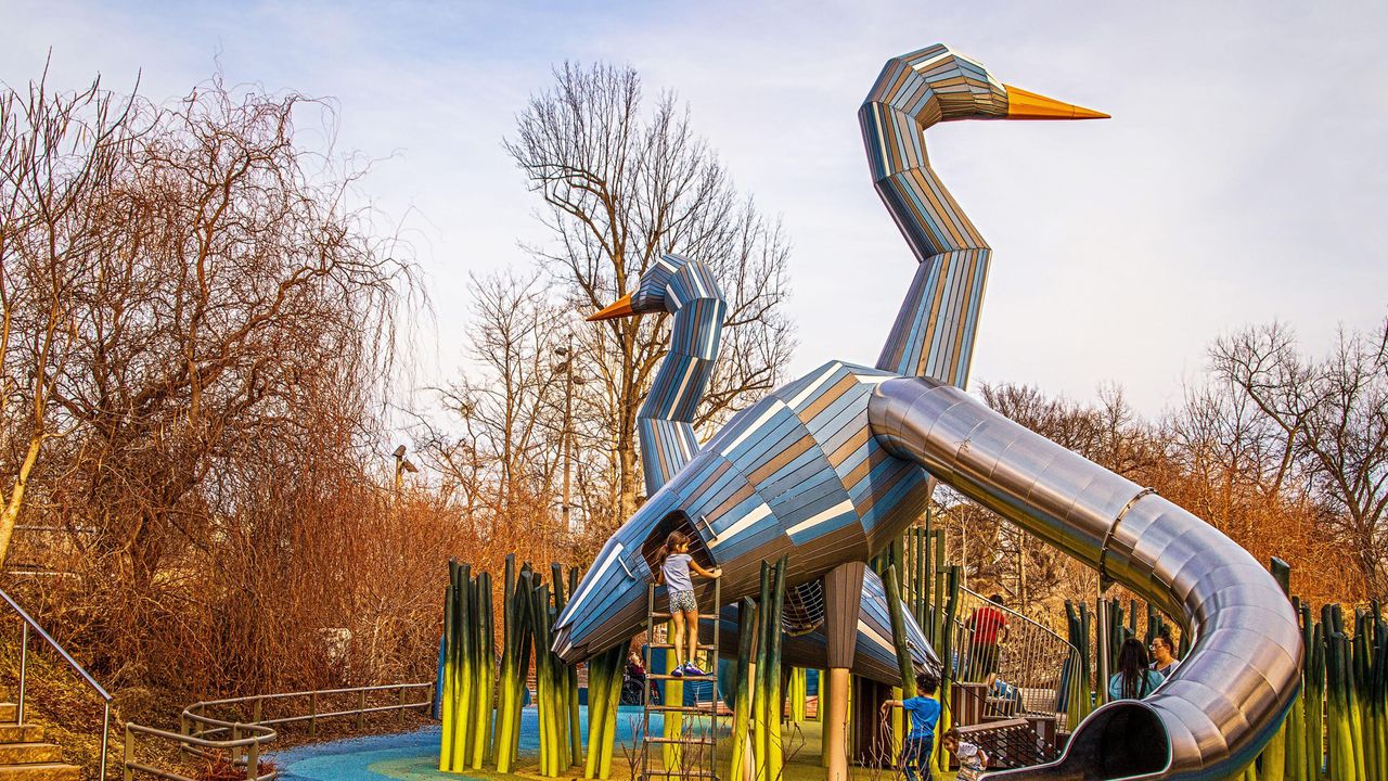 ギャザリング・プレイス公園内の滑り台, 米国 オクラホマ州