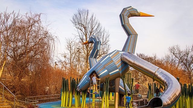 ギャザリング・プレイス公園内の滑り台, 米国 オクラホマ州