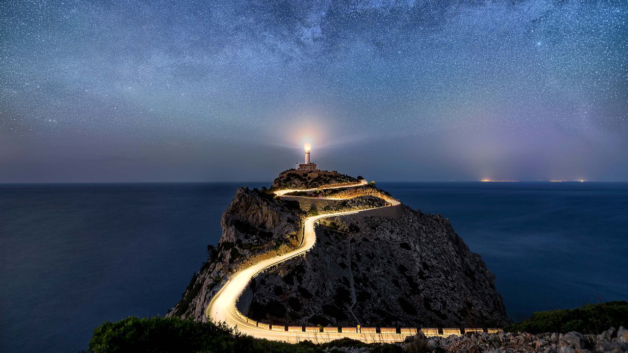 光の道と星空に包まれたフォルメントール灯台, マヨルカ島