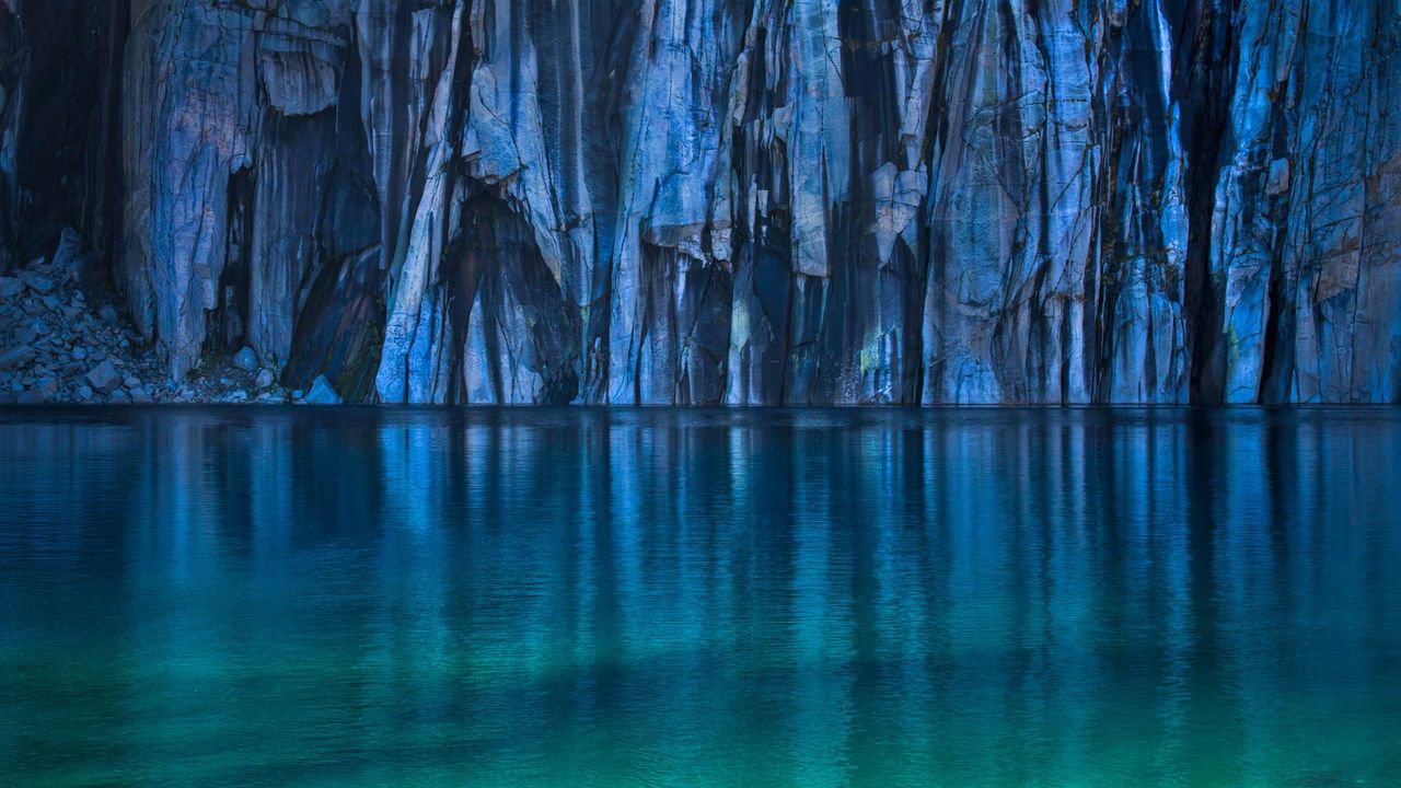 ｢プレシピス湖｣米国カリフォルニア州 