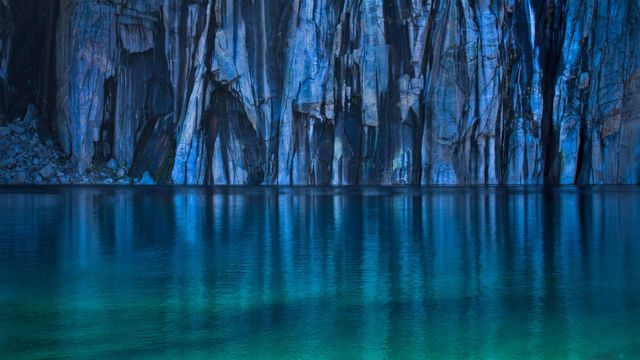 ｢プレシピス湖｣米国カリフォルニア州 