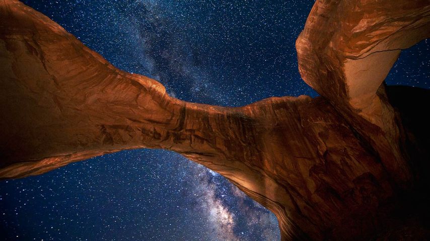 ｢アーチーズ国立公園と銀河｣アメリカ, ユタ州