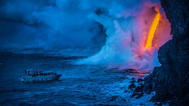 「海に流れる溶岩」ハワイ火山国立公園