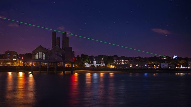 「グリニッジ子午線のレーザー」イギリス, グリニッジ