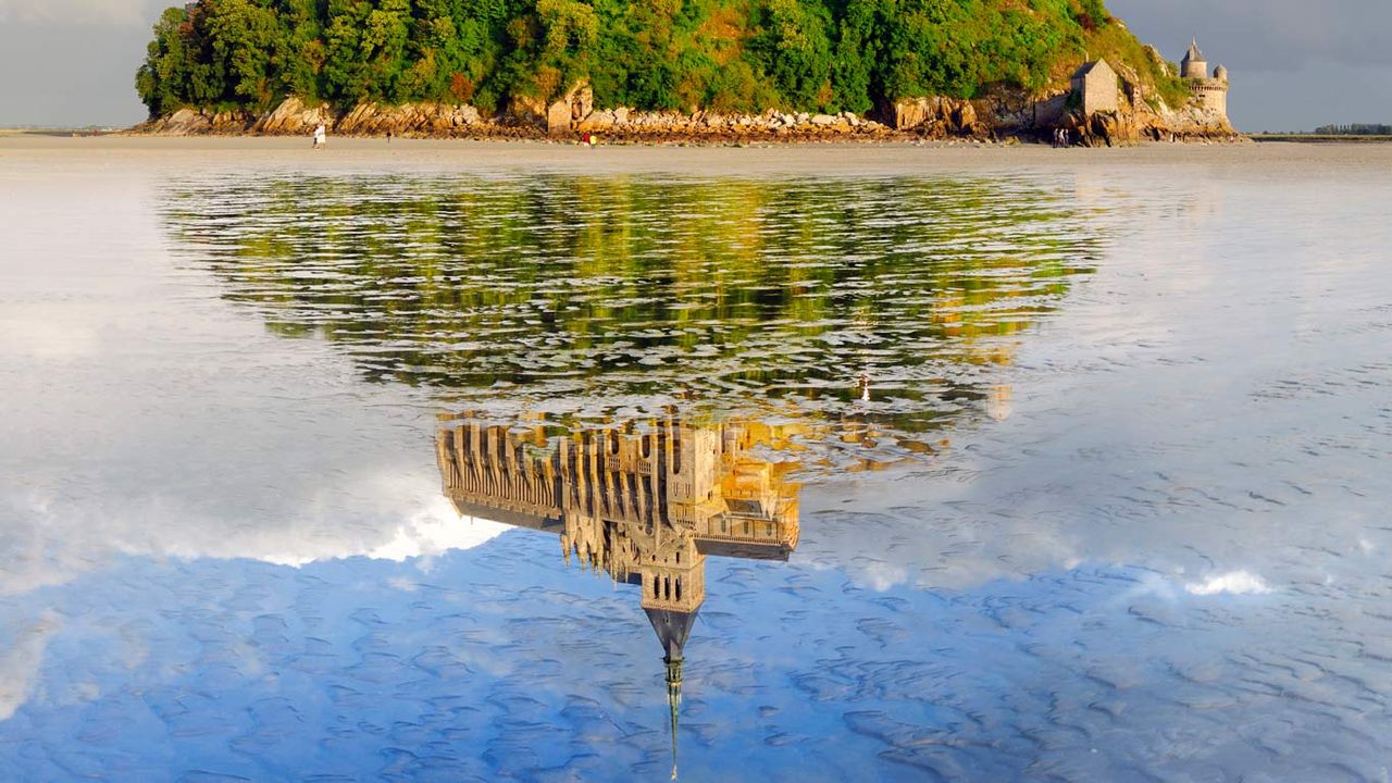 ｢水に映るモン・サン=ミシェル｣フランス, ノルマンディー地方 