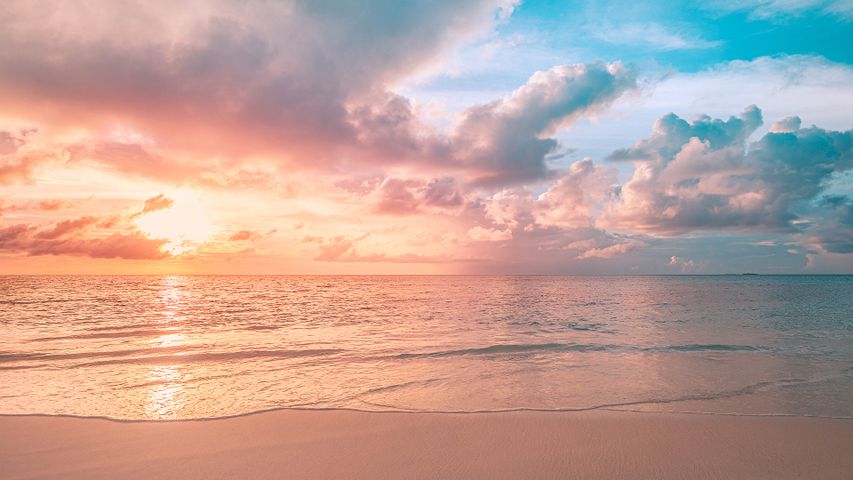 海と砂と夕焼け