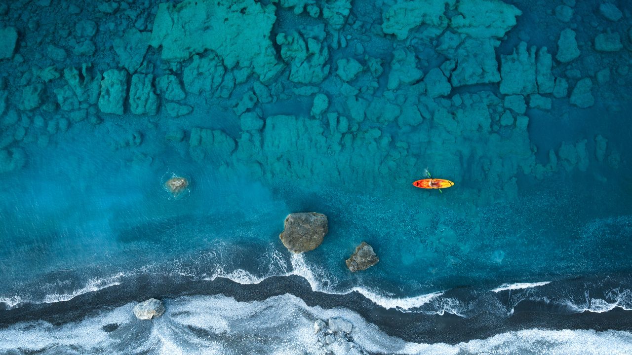 エメラルドグリーンの海でカヤック, ギリシャ