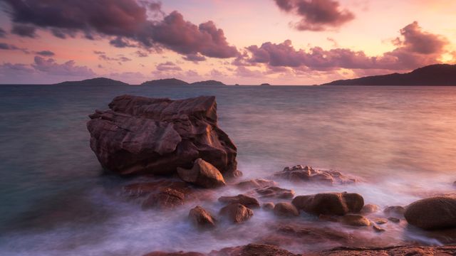 波に洗われる巨大花崗岩，アンス・パタテス・ビーチ，ラ・ディーグ島，セーシェル