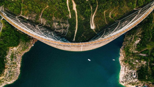 ヴァルヴェスティーノ湖のダム, イタリア ロンバルディア州