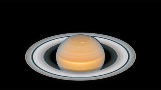 「ハッブルがとらえた土星」