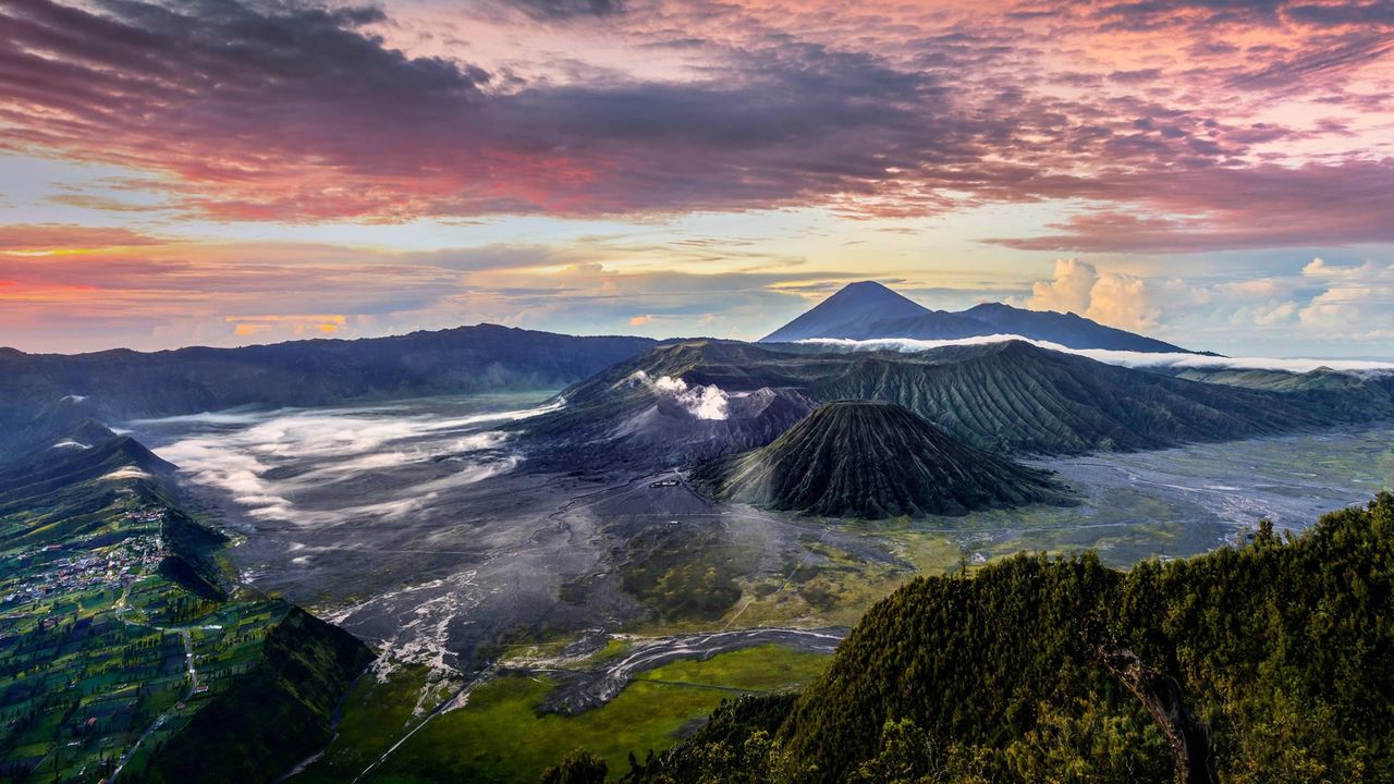 ｢煙を吐くブロモ山｣インドネシア, ジャワ島東部