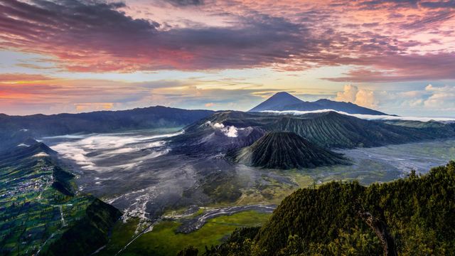 「煙を吐くブロモ山」インドネシア, ジャワ島東部