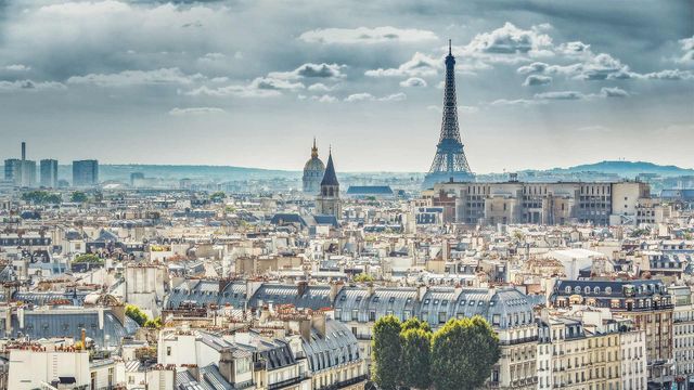 「ノートルダム大聖堂から見たエッフェル塔」フランス, パリ