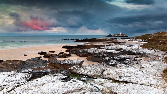 「セント・アイヴス湾とゴドレヴィー灯台」イギリス, コーンウォール