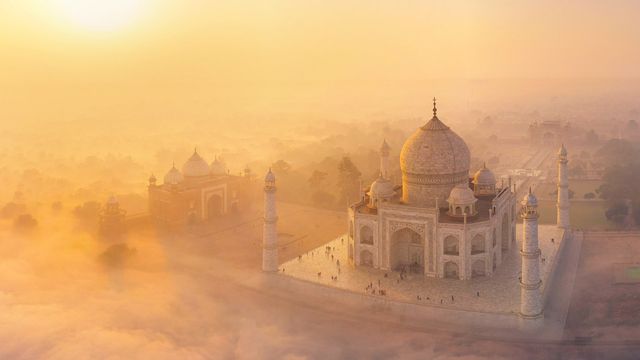 「霧の中のタージ・マハル」インド, アーグラ