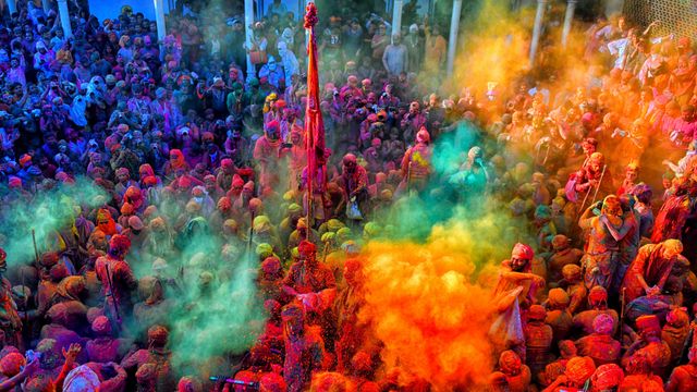 カラフルな色粉を投げ合う様子, インド