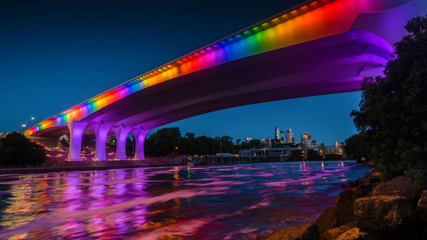 ｢I-35W ミシシッピ川橋のレインボー・ライトアップ｣米国ミネソタ州, ミネアポリス