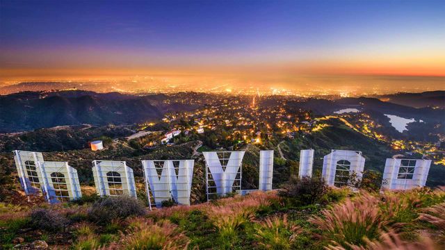 「ハリウッドサインとロサンゼルス市街」米国カリフォルニア州