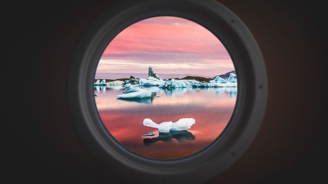 青い氷、ピンクの空