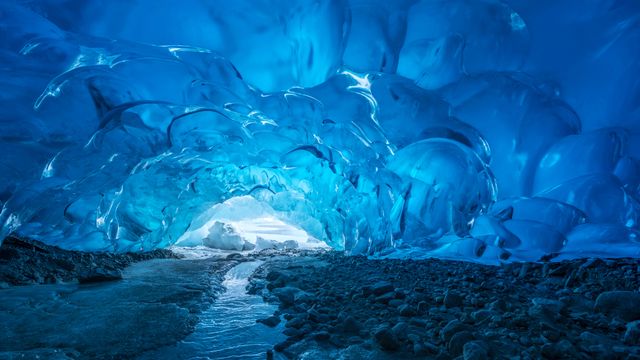 メンデンホール氷河の氷の洞窟, 米国 アラスカ州