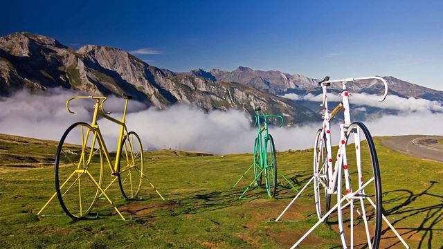 「オービスク峠の自転車彫刻」フランス, ピレネー山脈