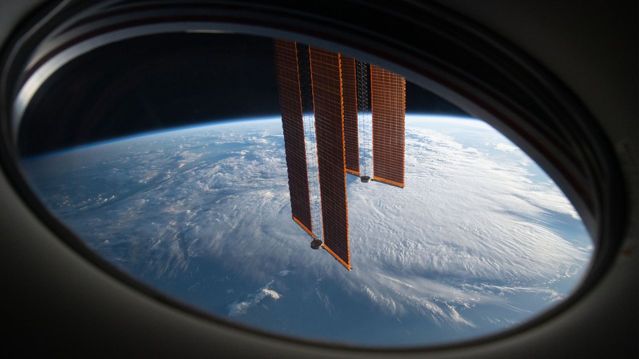 エンデバーから見た ISS のソーラーパネル