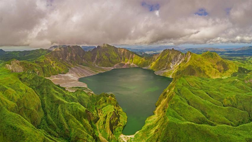 ｢ピナトゥボ山とクレーター湖｣フィリピン, ポラック （© Amazing Aerial Agency/Offset by Shutterstock）