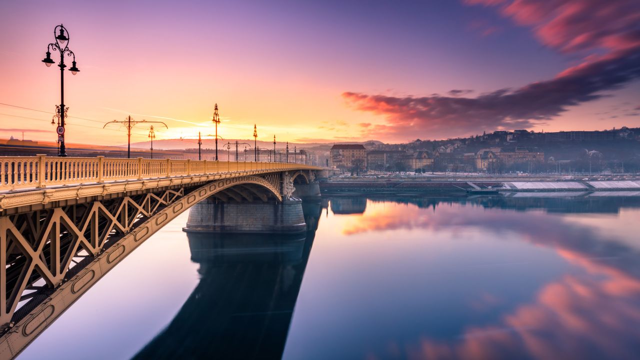 朝焼けのドナウ川の橋, ハンガリー ブダペスト