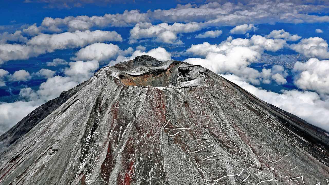 ｢初冠雪した富士山｣