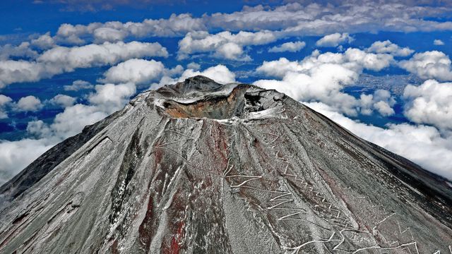 「初冠雪した富士山」