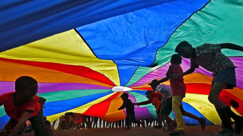 ｢パラシュートで遊ぶ子供たち｣インド, コルカタ
